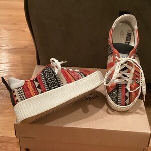 Arvid Yuki SHY Multicolor Patterned Shoes